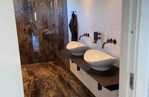 Luksuriøst badeværelse med marmorvægge.